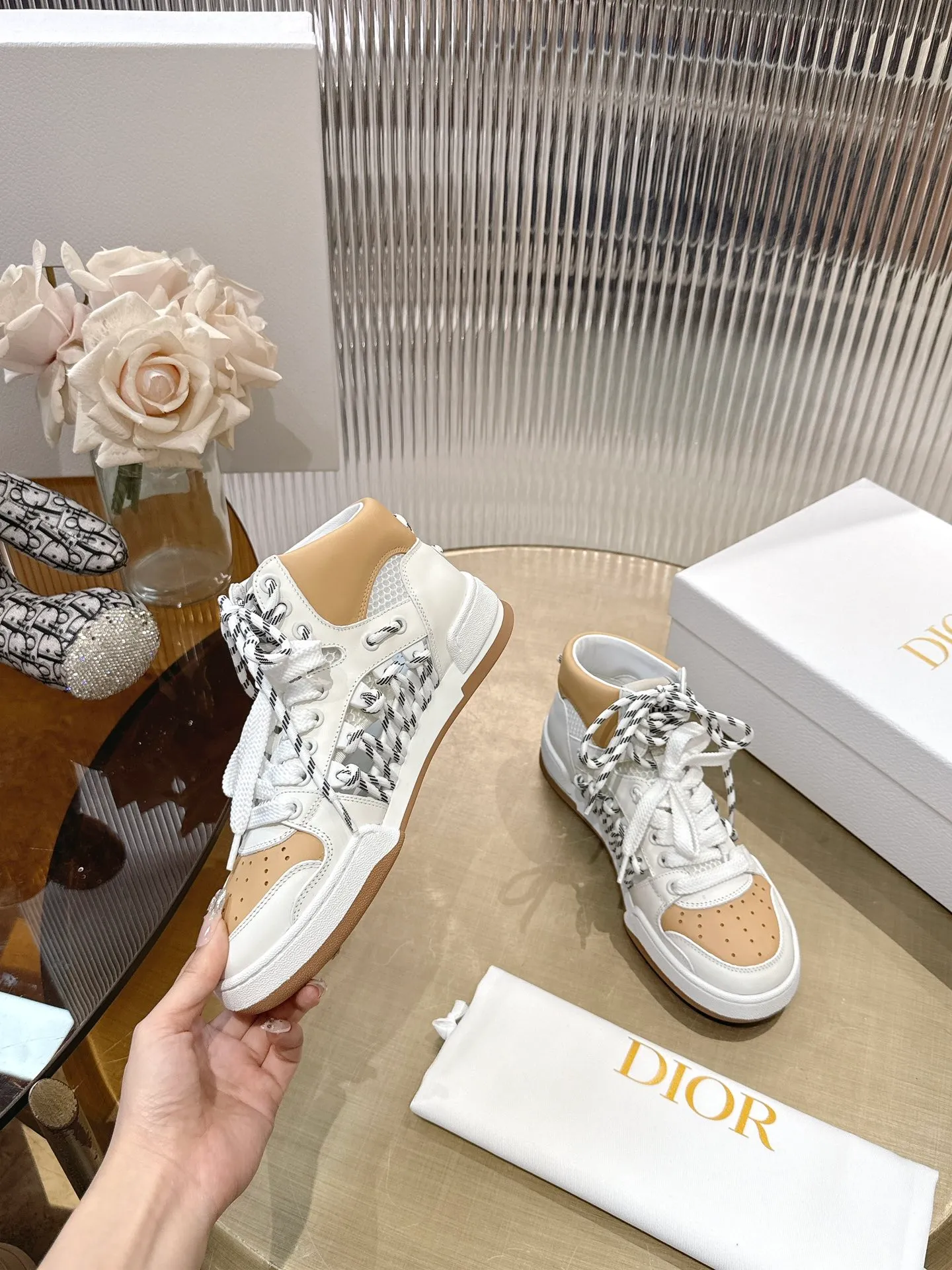 👟👟Ex-factory price 740👟👟 (Top version) Couple model Dior, C’est 25 new college style casual fashion high-top sneakers, showing eye-catching and fashionable style. Carefully crafted, the hollow design on the side of the upper is super fashionable, and the details also add a touch of elegance. The lightweight two-tone sole offers exceptional comfort and sporty style. Can add a stylish touch to any casual look. The tongue and sole are decorated with the Christian Paris logo, and the cowhide design is styled. Women's size 35-44